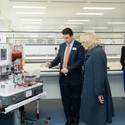 Professor Constantin Coussios demonstates the @organ_ox metra normothermic liver perfusion device to the Duchess of Cornwall, with Professor Eleanor Stride